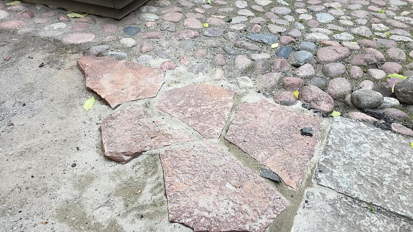 I ena hörnet av "lekplatsen" ligger ett prov på ny stenbeläggning