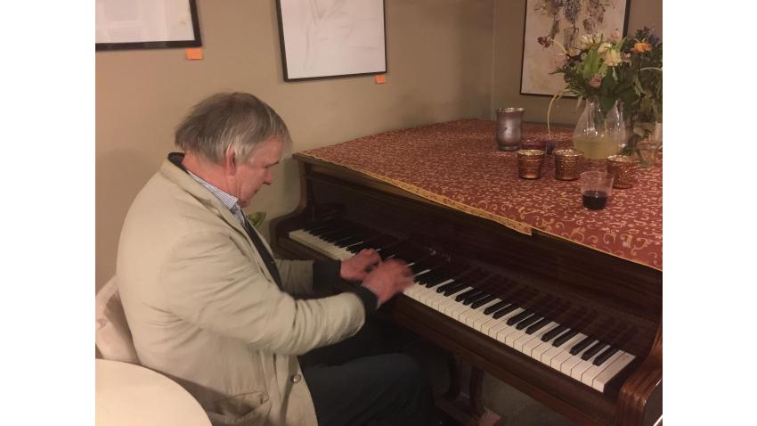 Kalle med C öppnade igen med vackert pianospel