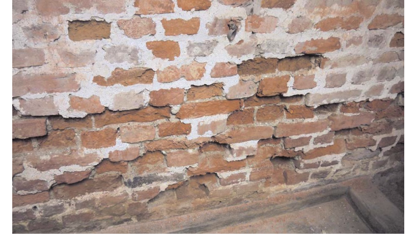 Exempel på saltvittrad yta från Finska kyrkan, liknande skador finns i våra källare.