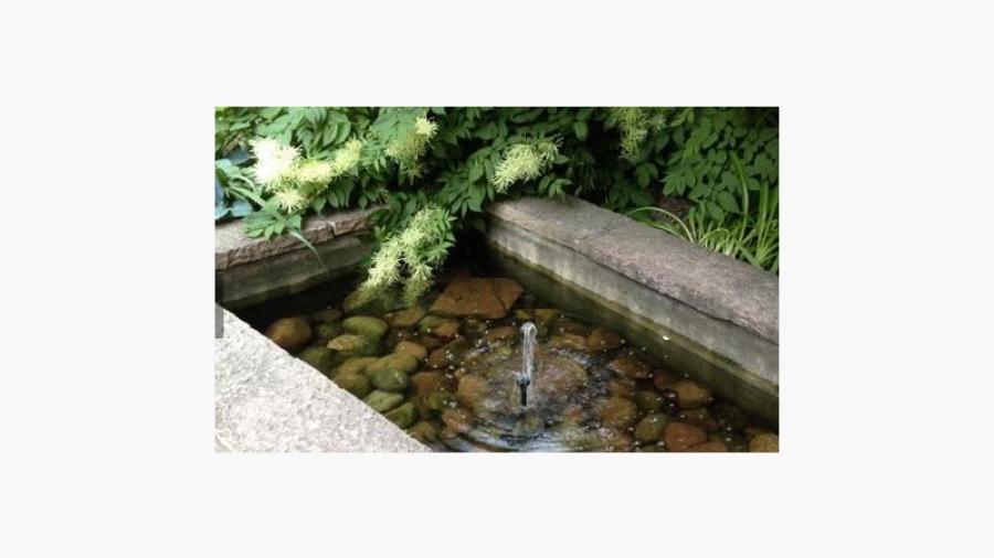 Nu är springbrunnen i ordning, rensad och fin.